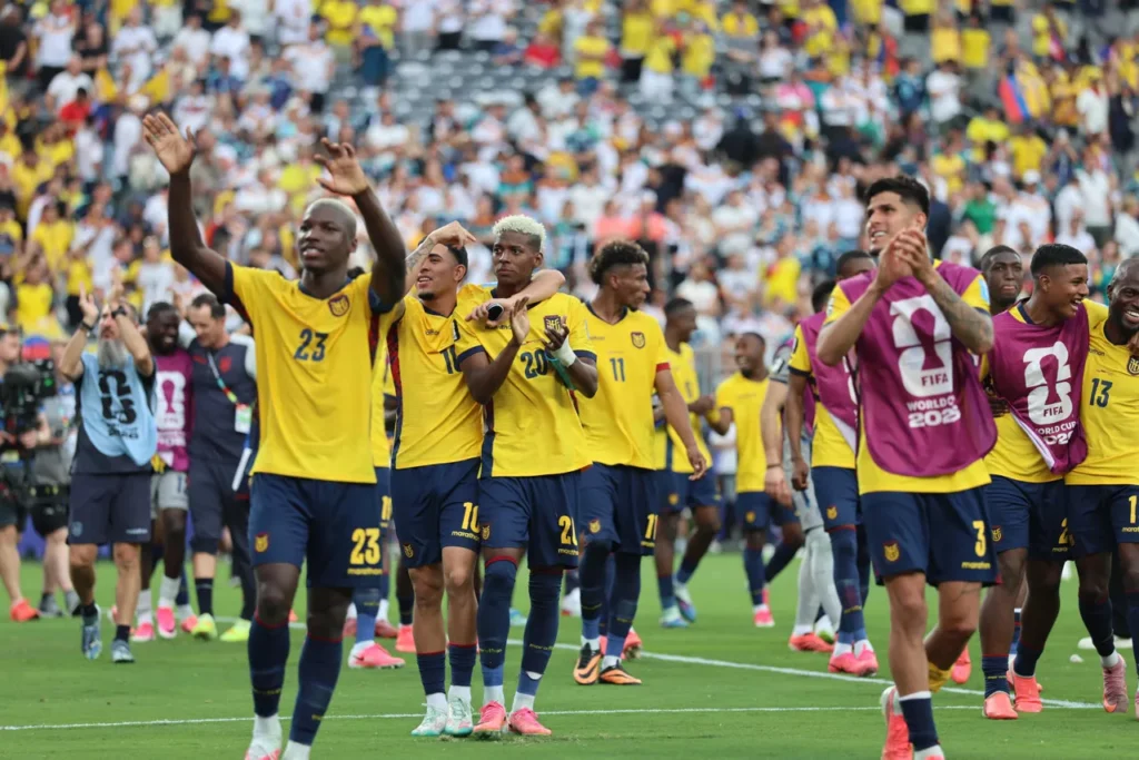 «TODOS ECHAN FLORES A LA TRI»